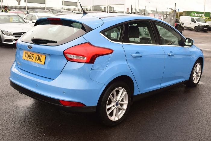 Ford Focus 1.5 TDCi Zetec (s/s) 5dr Hatchback Diesel Blue